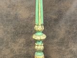 une lampe verte posée sur une table