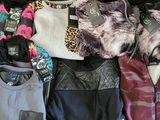de nombreux types de vestes et de pantalons posés sur un lit