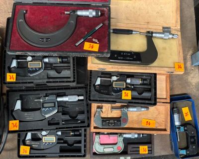 un grand nombre d'outils posés sur le sol
