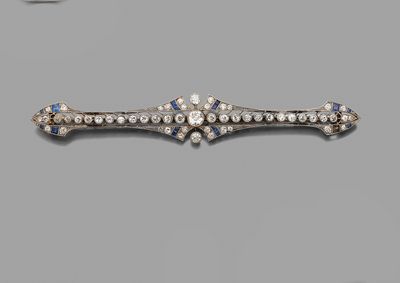 BARRETTE en or blanc, la monture ajourée sertie à grains de …