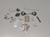 beaucoup de bijoux en argent posés sur une table