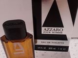 une photo d'un flacon de parfum posé sur un comptoir