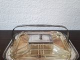 une image représentant un plateau en verre sur lequel se trouve une horloge