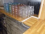 de nombreux verres vides sur une étagère dans la cuisine