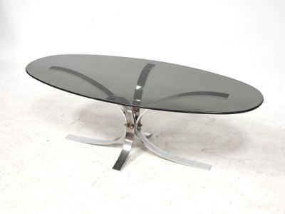 une table en verre avec une base en métal et un plateau en verre