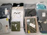 un tas de vêtements posés sur une table