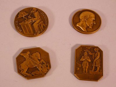 trois pièces d'or sur lesquelles figurent un homme à cheval et un homme à cheval