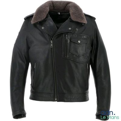 une veste en cuir noir avec un col en fourrure sur un mannequin, un mannequin, un mannequin, un mannequin, un mannequin, un mannequin, un mannequin, un mann
