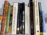 de nombreux livres qui se trouvent sur une étagère dans la pièce