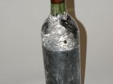 une bouteille de vin posée sur une table