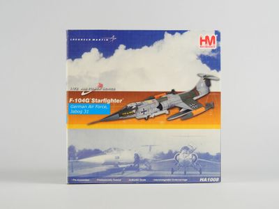 une photo d'une maquette d'avion de chasse
