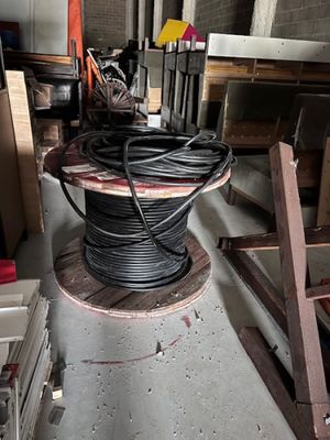 une bobine de fils posée sur un support en bois dans une pièce