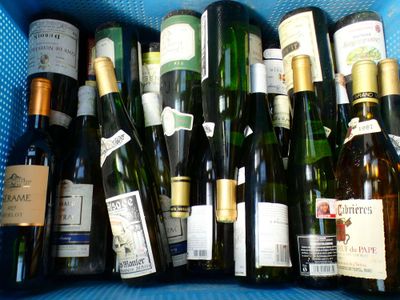plusieurs bouteilles de vin rangées dans une boîte bleue