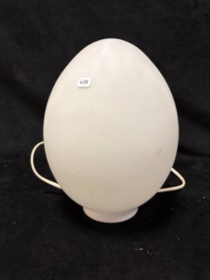 un gros plan d'une lampe blanche sur fond noir