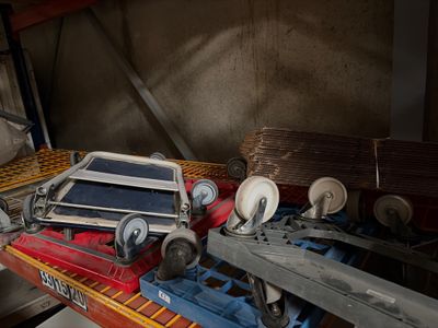 de nombreux outils de toutes sortes posés sur une étagère dans une pièce