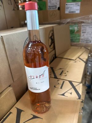 une bouteille de vin posée sur un carton