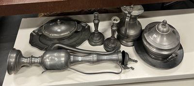 un plateau posé sur une table, sur lequel se trouvent des objets en argent