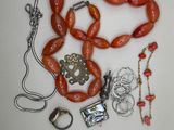 une assiette blanche sur laquelle sont disposés plusieurs bijoux