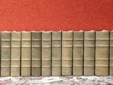 une pile de livres posée sur une table devant un mur rouge