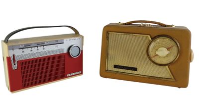 deux radios à l'ancienne posées l'une à côté de l'autre sur une surface blanche