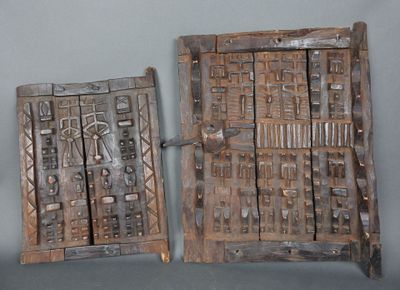 deux morceaux de bois sculptés posés sur une table