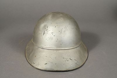 Casque de pompier, en tôle légère de fabrication ancienne pr…