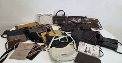 de nombreux sacs à main posés sur une table blanche, sur fond blanc