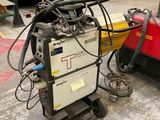 une machine posée sur le sol dans un entrepôt