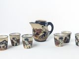 six tasses et un pichet posés sur une table