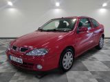 la photo d'une voiture rouge garée dans un garage
