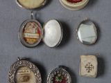 de nombreux bijoux de toutes sortes posés sur une table