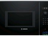 four à micro-ondes noir avec commandes électroniques sur fond blanc