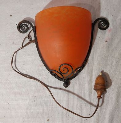 une lampe murale orange munie d'un cordon
