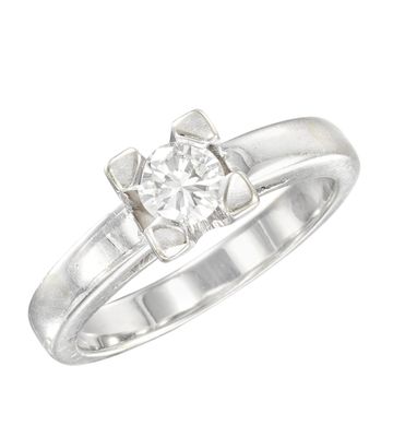 une bague de fiançailles ornée d'un seul diamant au centre