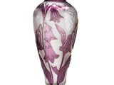 vase violet et blanc orné d'un motif floral sur le devant