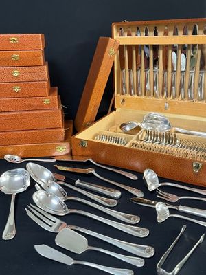 un coffret en bois contenant de l'argenterie sur une table