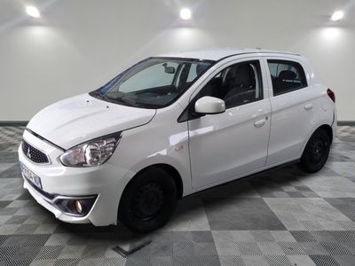 la photo d'une voiture blanche garée dans un garage