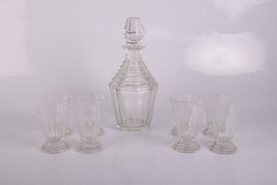 quatre verres et une carafe posés sur une table