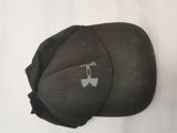 un chapeau noir orné d'une note de musique