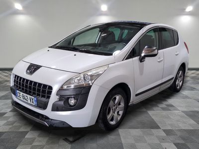 la petite voiture blanche est garée dans une grande pièce