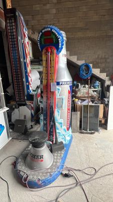 a machine that is sitting on the floor in the garage