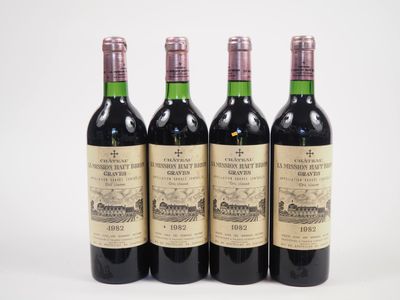trois bouteilles de vin sont alignées sur une surface blanche