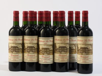 six bouteilles de vin rouge sont alignées