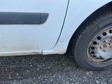 une voiture blanche qui a un pneu crevé