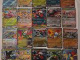 une pile de cartes Pokémon posée sur un drap blanc
