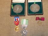 deux médailles et une médaille dans un écrin