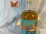une bouteille de rhum posée sur un drap blanc