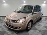 la photo d'une voiture beige garée dans un garage