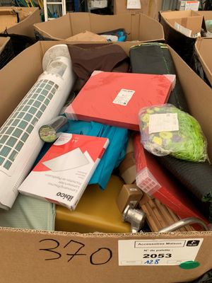 une boîte en carton remplie de divers articles dans un magasin