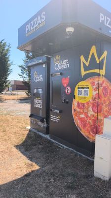 une photo en noir et blanc d'un petit kiosque à pizzas surmonté d'une couronne